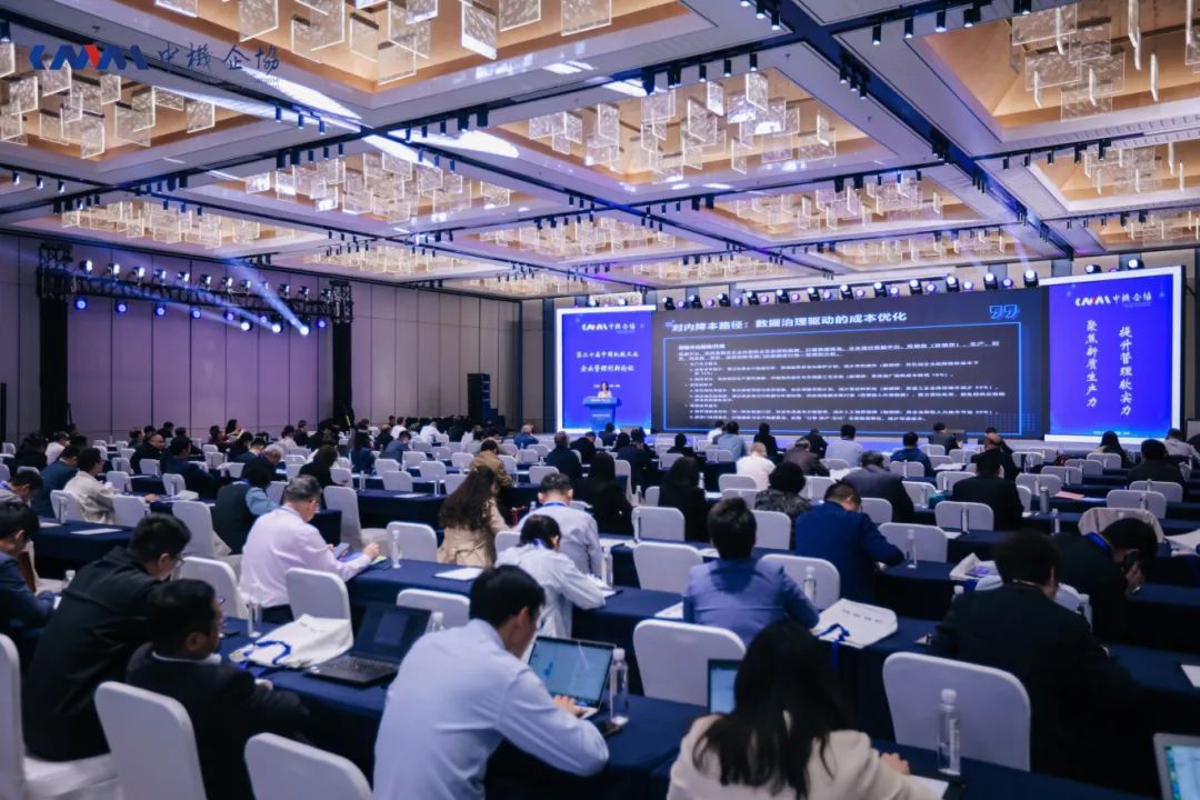 第二十届中国机械工业企业管理创新论坛在苏州成功举办，论坛由中机企协副会长、爱波瑞董事长王洪艳主持